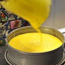 Verter la mezcla de mangos sobre la galleta y meter al refrigerador hasta que cuaje.