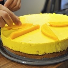 Sacar del refrigerador, desmoldar y colocar en un platón. Cortar los otros 2 mangos en rebanadas y adornar con ellos el pastel.