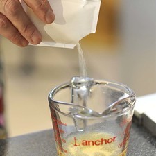 Para preparar el relleno, verter la grenetina en forma de lluvia sobre una taza pyrex con el agua, dejar reposar 5 minutos hasta que se vea espesa.
