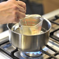 Poner a calentar la taza con la grenetina ya hidratada dentro de una olla con agua a lumbre bajita mezclando hasta que se disuelva. Apagar la lumbre.