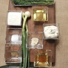 2 piezas de cebollita de cambray 1 manojo de eneldo fresco 2 piezas de pepino francés 1/4 taza de yogur natural 1/4 taza de crema ácida 1 cucharita de azúcar blanca 1/4 cucharita de pimienta negra molida 1/2 cucharita de sal de ajo 2 cucharadas de vinagre blanco 6 cucharadas de aceite de canola