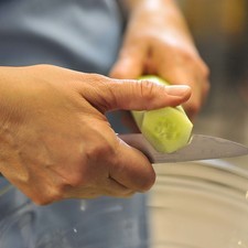 Cortar en rebanadas muy delgadas usando un cuchillo pequeño.