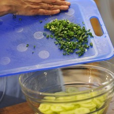 Picar el rabo verde de las cebollas de cambray en rodajas delgadas. Mezclar los pepinos con el rabo de cebolla en un tazón.
