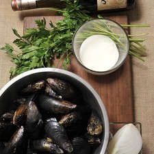 sal al gusto 1/2 taza de crema de leche de vaca 1 botella de vino blanco Sauvignon Blanc Montes Outer Limits 1/4 manojo de perejil fresco 1/4 pieza de cebolla blanca 1 kilogramo de mejillones