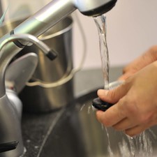 Cepillar los mejillones bajo el chorro de agua para retirar la arena que puedan traer.