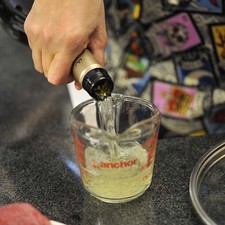 Colocar una taza del vino Sauvignon Blanc Montes Outers Limits.