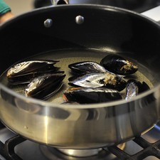 Agregar en una olla honda y añadir los mejillones. Tapar y dejar cocer durante 5 minutos hasta que se abran los mejillones. Si alguno no se abre, descartarlo.