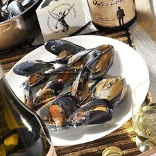 Servir de inmediato acompañados con una copa de Sauvignon Blanc Montes Outers Limits.