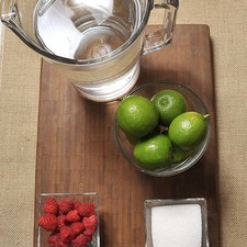 1 1/2 litros de agua 6 piezas de limón 1/4 taza de azúcar blanca 1/4 taza de frambuesa