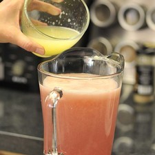 Agregar el jugo de los limones y mezclar con una cuchara de madera.