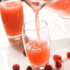 Servir en vasos con hielo. Se puede utilizar también para preparar cócteles con alcohol.