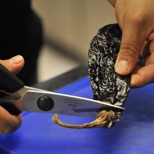 Desvenar los chiles, retirándoles el rabito, las semillas y las venas.
