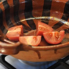 Colocar en una cazuela con manteca de cerdo los jitomates.