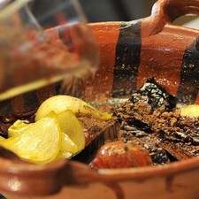 Agregar la cocoa en polvo y el café preparado y revolver bien. Dejar hervir durante 10 minutos, si es necesario, agregar un poco de agua. Dejar enfriar un poco y licuar.