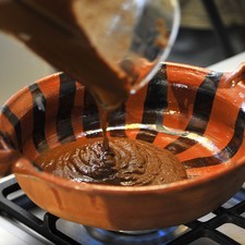 Regresar al sartén, sazonar con sal y pimienta al gusto y dejar hervir unos minutos más hasta que espese.