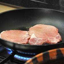 Sofreír un minuto de cada lado en un sartén con aceite hasta que se vean cocidas.