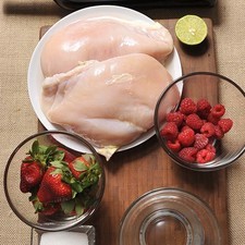 1/2 taza de agua 1 botella de vino tinto Colina Norte de Viñas de Garza sal al gusto 2 piezas de pechuga de pollo sin hueso sin piel 1/2 pieza de limón 1 taza de frambuesa 1 taza de fresa 1/4 taza de azúcar blanca
