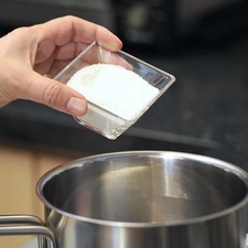 Preparar un almíbar poniendo a disolver el azúcar en el agua en una olla a fuego medio. En cuanto se disuelva, apagar el fuego y dejar enfriar un poco.