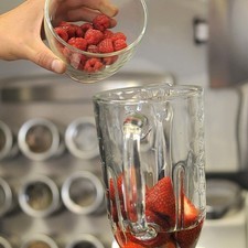Para preparar el coulis, moler las fresas y las frambuesas con el almíbar y el jugo de medio limón en la licuadora.
