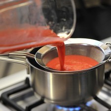 Pasar por un colador fino y colocar en una olla pequeña.