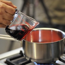 Agregar media copa de vino Colina Norte y calentar, meneando frecuentemente hasta que tome una consistencia espesa. Reservar.