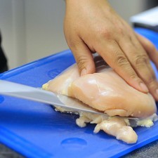 Abrir cada pechuga de pollo por la mitad, dejando que quede pegada de un lado. Espolvorear con un poco de sal.