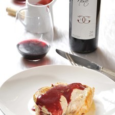 Colocar cada pechuga abierta en un plato, rociar un poco de coulis en un lado y doblar para volver a formar la pechuga como estaba antes de cortarla. Bañar con más coulis encima. Acompañar con una copa de vino Colina Norte.