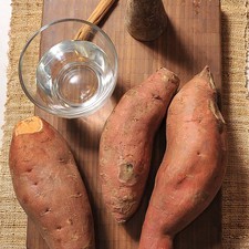 Ingredientes: 1 taza de agua 1 vara de canela 200 gramos de piloncillo 3 piezas de camote