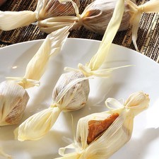 Escurrir las hojas de totomoxtle, rellenar con el dulce y envolver en forma de bola. Servir como postre.
