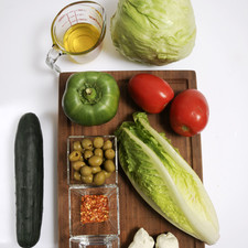 Ingredientes: 1 lechuga romana 1 lechuga redonda 2 jitomates 1 pepino 20 aceitunas Kalamatas 1 pimiento morrón Chile en hojuelas 50 gr queso de cabra ½ taza de aceite de oliva ¼ de taza de vinagre de vino tinto 1 gota desinfectante de verduras