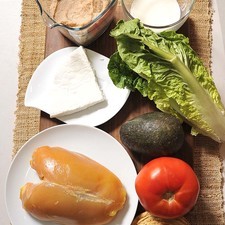 desinfectante de verduras al gusto sal al gusto 1/2 taza de crema de leche de vaca rajas de chile jalapeño en escabeche al gusto 200 gramos de queso fresco 1 pieza de aguacate 1 pieza de jitomate bola 1/2 pieza de lechuga 1 1/2 tazas de frijoles refritos 8 piezas de tostadas de maíz 1 pieza de pechuga de pollo sin piel