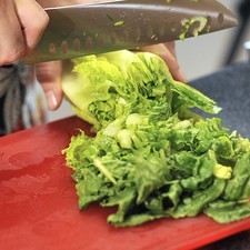 Cocer la pechuga de pollo en agua con un trozo de cebolla y sal durante 45 minutos. Dejarla enfriar y desmenuzar el pollo. Picar la lechuga y ponerla a remojar en agua con desinfectante durante 5 minutos. Escurrir y reservar. Picar el jitomate en cubos pequeños.