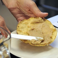 Para servir las tostadas, embarrar los frijoles sobre las tostadas para que sirvan de sostén a todos los ingredientes.