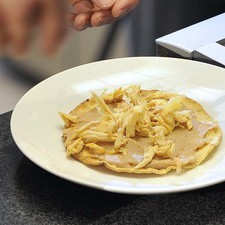 Colocar un poco de pollo desmenuzado sobre cada tostada.
