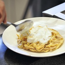 Bañar con un poco de crema.