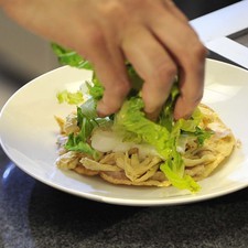 Añadir la lechuga.