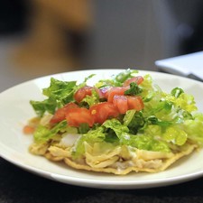 Agregar los trozos de jitomate y las rajitas de chile en escabeche (opcional). Por último, rebanar los aguacates y colocar las rebanadas sobre cada tostada. Sazonar con sal al gusto y espolvorear con queso fresco.