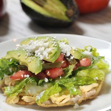 Se puede servir como buffet, colocando el pollo desmenuzado y los complementos en platitos para que cada quien se sirva lo que quiera. Si se utiliza aguacate en el buffet, es importante ponerle un poco de limón inmediatamente después de cortarlo para que no se ponga oscuro.