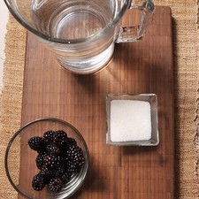 1 1/2 tazas de zarzamora desinfectante de verduras al gusto 1/4 taza de azúcar blanca 1 litro de agua