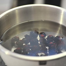En una jarra con agua, agregar el azúcar y mezclar hasta disolver. Poner a remojar la zarzamora en agua con unas gotas de desinfectante de verduras durante 5 minutos.