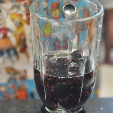 Moler con un poco del agua endulzada en la licuadora.