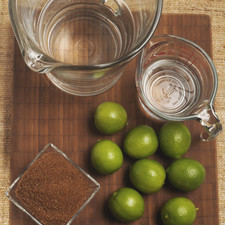 ½ taza de agua ½ taza de azúcar mascabado (morena) 1 ramita de romero 8 limones 2 ½ tazas de agua Rebanadas de limón para decorar S 591 1475637562