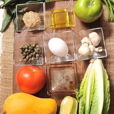 1 manojo de espinaca 2 cucharadas de mostaza dijón 5 cucharadas de miel de abeja desinfectante de verduras al gusto 2 cucharadas de alcaparras 1 pieza de huevo 4 piezas de champiñones 1 pieza de manzana 1 pieza de jitomate bola 1 pieza de mango 1 pieza de carambola 1 pieza de lechuga orejona