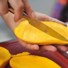 Picar en cubos el mango.