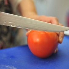 Picar el jitomate y la manzana.