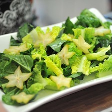 Para armar la ensalada. Poner en el fondo de una ensaladera un poco de espinacas y lechuga, luego un poco de cada ingrediente carambola.