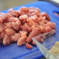 Picar en cubos la carne de puerco, salpimentar.
