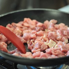 Poner a sofreír en un sartén con aceite de oliva, mezclando de vez en cuando hasta que se vea bien cocida. Reservar.