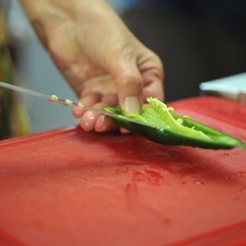 Cortar los chiles poblanos en rajas, asegurándose de eliminar las semillas y las venas.