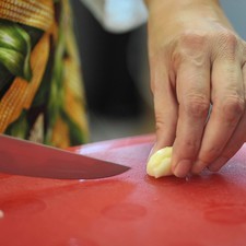 Desgranar el elote, cortar en rodajas la cebolla, picar finamente el ajo y picar el jitomate en cubos.
